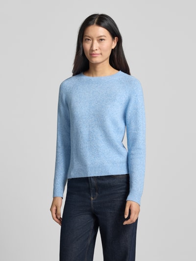 Frauenmodel trägt Regular Fit Pullover mit Streifen Modell 'DOFFY' von VERO MODA in Hellblau, kombiniert mit dunkler Jeans, Nahaufnahme Oberkörper. Damen Pullover von VERO MODA.