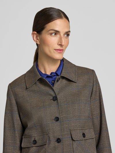 Frauenmodel trägt Regular Fit Blazer mit Pattentaschen von MORE & MORE, kariertes Muster, Umlegekragen, Nahaufnahme Oberkörper. Material-Mix mit Viskose-Anteil, Knopfleiste und Pattentaschen für Damen, Rückenlänge 53 cm, Brustweite 48 cm, Ärmellänge 63 cm.