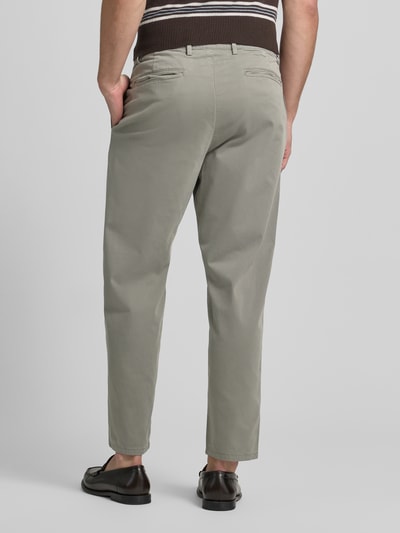 Männermodel trägt Stoffhose mit Gesäßtaschen von Casual Friday in Hellgrau, gerader Schnitt, Baumwoll-Elasthan-Mix, Ganzkörperansicht Rückansicht.