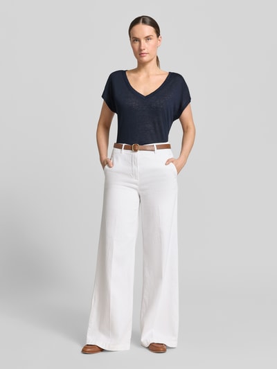 Vrouwenmodel draagt T-shirt uit viscosemix met V-hals van Zero, regular fit, kapmouwen, ruglengte maat 36: 56 cm, donkerblauw, wit, textuur Glad, geheel vooraanzicht.