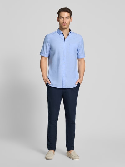 Männermodel trägt Regular Fit Freizeithemd mit Button-Down-Kragen von Christian Berg Men aus Reine Baumwolle, Ganzkörperansicht von vorne. Rückenlänge Größe M 81 cm, Schulterbreite 48 cm, Ärmellänge 26 cm, durchgehende Knopfleiste, kurzärmeliges Design.