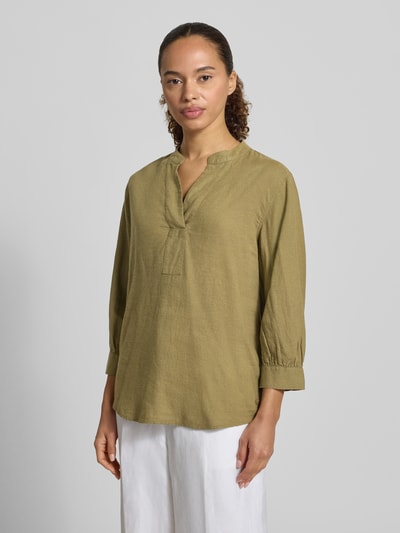 Frauenmodel trägt Blusenshirt aus Leinen-Viskose-Mix von Fynch-Hatton, olivgrün, gerader Schnitt, Tunikakragen, 3/4-Arm, Ganzkörperansicht von vorne.