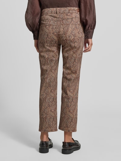 Frauenmodel trägt Straight Fit Jeans aus Baumwoll-Mix mit Modal-Anteil Modell 'Dream Cropped' von MAC in braunem Paisley-Muster, Ganzkörperansicht Rückansicht, Damen Straight Fit Jeans von MAC.