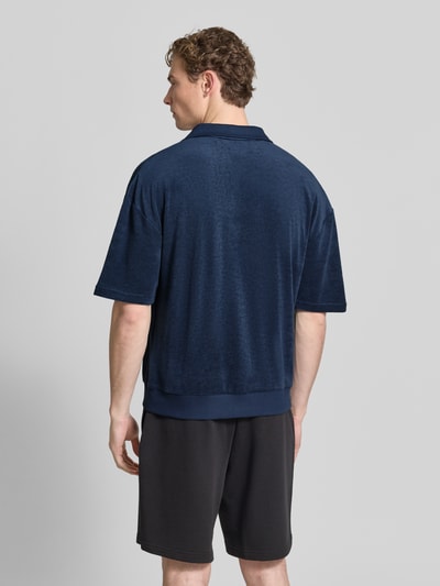 Männermodel trägt Regular Fit Poloshirt aus Baumwoll-Mix Modell 'TERRANCE' von HUGO, Optik: Unifarben, Relaxed-Fit, Sweat, Ganzkörperansicht Rückansicht.