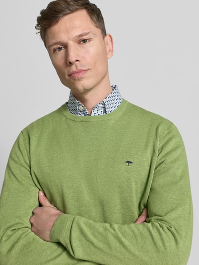 Männermodel trägt Strickpullover mit gerippten Abschlüssen von Fynch-Hatton, grün, reine Baumwolle, Regular-Fit, Nahaufnahme Oberkörper.
