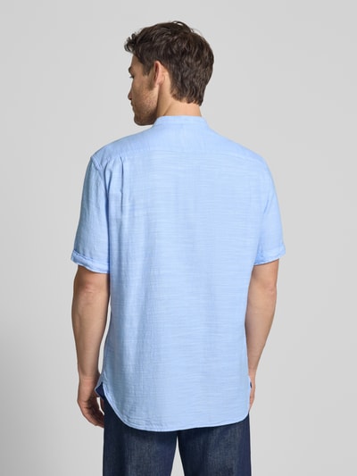 Männermodel trägt Regular Fit Freizeithemd mit Brusttasche von Christian Berg Men in Hellblau, reine Baumwolle, Ganzkörperansicht Rückansicht.