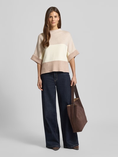 Frauenmodel trägt Strickpullover mit Stehkragen von More & More, Viskose-Mix, lockerer Schnitt, 1/2-Ärmel, Ganzkörperansicht von vorne.