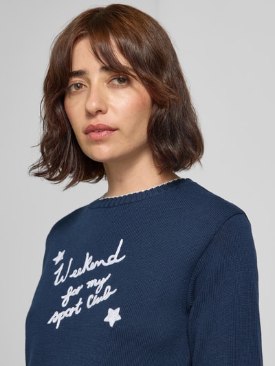 Frauenmodel trägt Regular Fit Strickshirt aus Baumwoll-Mix Modell 'WKDFIACRE' von Weekend Max Mara in Dunkelblau, Nahaufnahme Oberkörper. Damen Strickshirt von Max Mara.