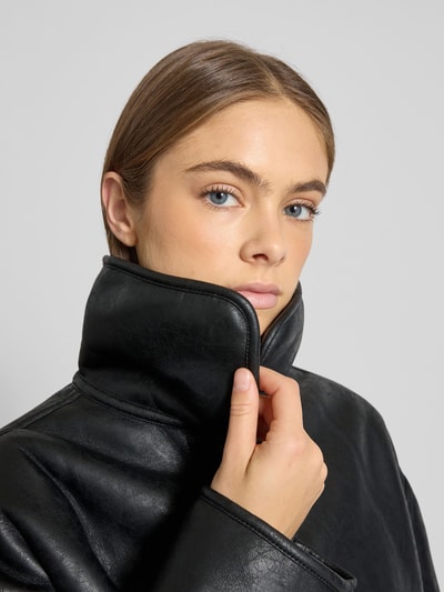 Gina Tricot Jacke in Leder-Optik mit Futter aus Teddyfell Black 3