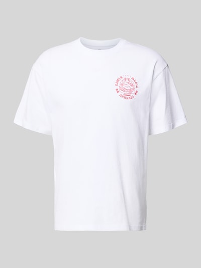 Produktfoto, weißes T-Shirt aus reiner Baumwolle Modell 'MUSIC CHANNEL' von Edwin, gerader Schnitt, Rundhalsausschnitt, Rückenlänge 70 cm in Größe M