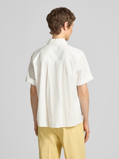 Frauenmodel trägt Bluse mit verlängertem Rücken und Kentkragen von Windsor, weiß, Baumwoll-Mix mit Stretch, Straight Fit, Ganzkörperansicht Rückansicht.
