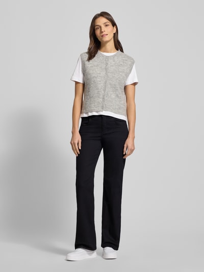 Kobiece model prezentuje Slim Fit Jeans z 5 kieszeniami model 'CICI' od Angels, bawełna, prosty krój, kolor ciemny, widok z przodu całej sylwetki.