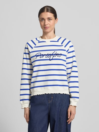 Modelka nosi Bluza 'Sweatshirt mit Stitching' von Rich & Royal, mieszanka bawełny i elastanu, krój regular fit, haft, okrągły dekolt, biało-niebieskie paski, tekstura gładka. Ganzkörperansicht von vorne.