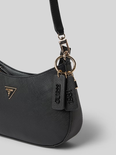 Produktfoto, Shoulder Bag in Leder-Optik Modell 'Noelle' von GUESS in Schwarz mit goldfarbenem Logo-Detail, feine Struktur, 25x18x6 cm, abnehmbarer Schulterriemen, Hauptfach mit Reißverschluss