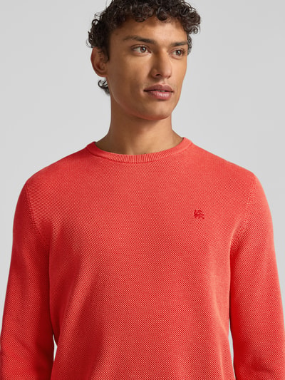 Männermodel trägt Strickpullover mit Label-Stitching von Lerros in Rot, Rundhalsausschnitt, reine Baumwolle, Regular-Fit, Nahaufnahme Oberkörper