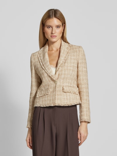 Frauenmodel trägt Regular Fit Blazer mit Fransen Modell 'Julice' von JOOP!, beigefarbener Material-Mix mit Reverskragen, Nahaufnahme Oberkörper.