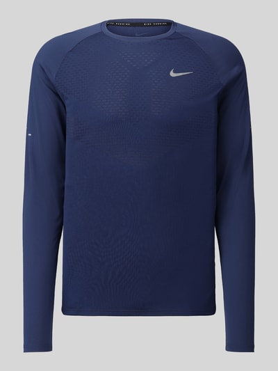Produktfoto, granatowa bluzka z długim rękawem z detalem z logo, gładka struktura, Regular Fit Sport-Langarmshirt mit Logo-Detail von Nike, Herren sport