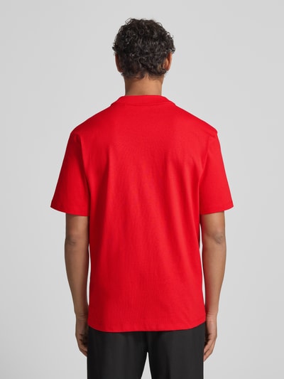Männermodel trägt Relaxed Fit T-Shirt aus reiner Baumwolle Modell 'DAPOLINO' von HUGO, Optik: Unifarben, Ganzkörperansicht Rückansicht.