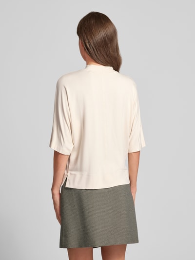 Vrouwenmodel draagt beige relaxed fit 3/4-shirt uit viscose-mix model 'Sinse' van OPUS, dames 3/4-shirt, volledige rugaanzicht.