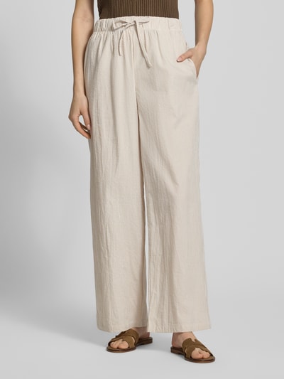 Frauenmodel trägt Loose Fit Weite Hose aus reiner Baumwolle Modell 'AUGUSTA' von Only, Optik: Allover-Muster, gestreift, elastischer Bundabschluss mit Tunnelzug, Eingrifftasche, Stoffstruktur leicht und weich, Farbe naturweiß mit zarten Streifen, Ganzkörperansicht von vorne.