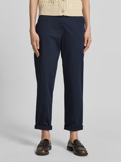 Frauenmodel trägt Regular Fit Chino aus Baumwoll-Mix Modell 'CARRIE' von Raphaela By Brax, Optik: Unifarben, dunkelblau, glatte Textur, Eingrifftaschen, Bindegürtel, Knopf und verdeckter Reißverschluss, Ganzkörperansicht von vorne.