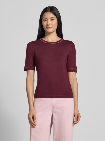 Frauenmodel trägt Pullover aus Viskose-Mix in Strick-Optik von Christian Berg Woman in Bordeaux, halbärmelig, schmale Passform, Ganzkörperansicht von vorne.