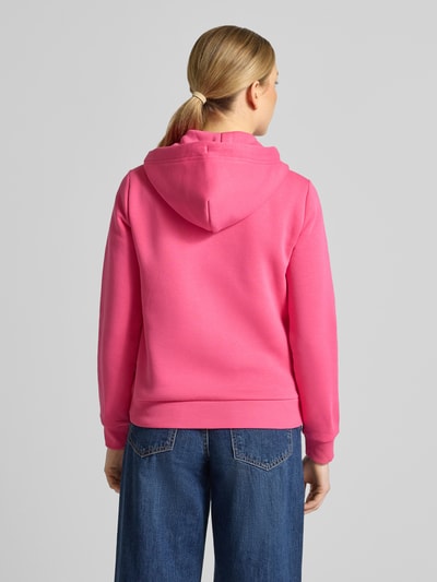 Frauenmodel trägt Sweatjacke mit Zweiwege-Reißverschluss und Label-Patch von Gant aus Baumwoll-Elasthan-Mix, Regular-Fit, Kapuze, Känguru-Tasche, Ganzkörperansicht Rückansicht