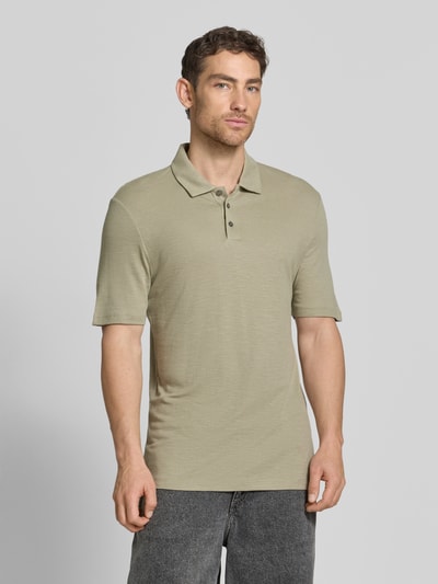 Männermodel trägt Slim Fit Poloshirt aus Lyocell-Leinen-Mix Modell 'DULINEN' von HUGO, Optik: Unifarben, Label-Applikation, Ganzkörperansicht von vorne.