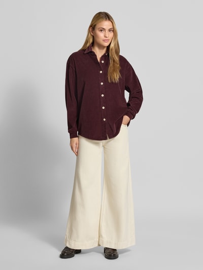 Frauenmodel trägt Oversized Hemdbluse aus reiner Baumwolle Modell 'Padow' von American Vintage in Cord-Optik, Ganzkörperansicht von vorne.