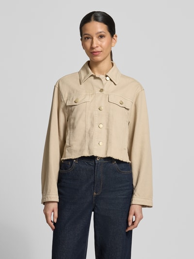 Frauenmodel trägt Jeansjacke mit Brusttaschen und Fransen von Luisa Cerano in Beige, Baumwoll-Lyocell-Mix, Ganzkörperansicht von vorne.