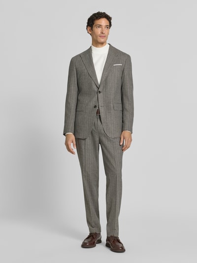 Männermodel trägt Slim Fit Sakko aus Woll-Mix mit Viskose-Anteil von JOOP! COLLECTION in Grau mit feiner Struktur, Ganzkörperansicht von vorne.