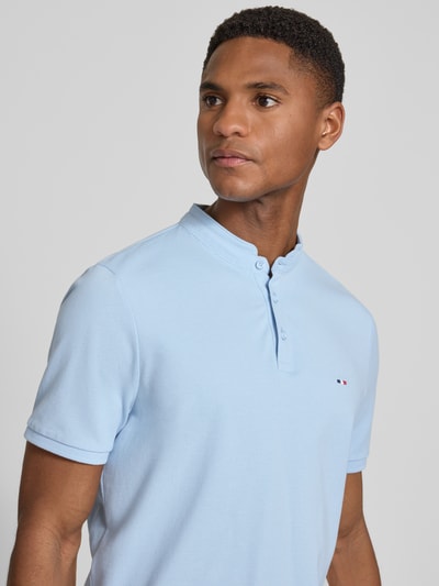 Męski model nosi Slim Fit Poloshirt mit Stehkragen von HECHTER PARIS z bawełny, krój slim fit, wyhaftowane logo, jasnoniebieska, zbliżenie na górę ciała