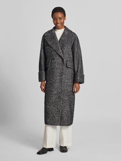 Frauenmodel trägt Mantel mit Woll-Anteil Modell 'ZAG' von Copenhagen Muse, Material-Mix, Zweireiher, Reverskragen, Relaxed Fit, Ganzkörperansicht von vorne.