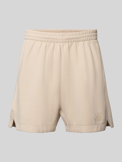 Produktfoto, Regular Fit Sweatshorts mit Modal und Baumwoll-Anteil von adidas Sportswear, efekt: jednolity kolor, krój regular fit, detal z logo, elastyczny ściągacz z tunelem, wpuszczane kieszenie, mieszanka modalu i bawełny, jasny beżowy kolor, gładka tekstura