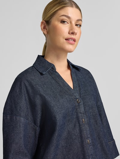 Frauenmodel trägt Relaxed Fit Jeansbluse aus Baumwoll-Mix von Tom Tailor in dunklem Blau mit sichtbarer Knopfleiste, Nahaufnahme Oberkörper, Damen Jeansbluse von Tom Tailor.