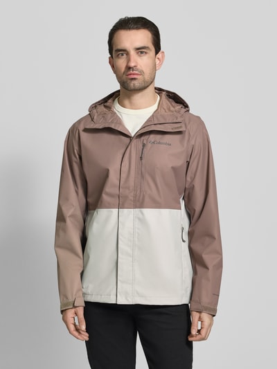 Mannenmodel draagt Jack met capuchon model 'Hikebound™ II' van Columbia in regular fit met tunnelkoord, logoprint, mouwsluitingen, ritssluiting; ruglengte maat M 74 cm, schouderbreedte 49 cm, borstwijdte 61 cm, mouwlengte 70 cm, tweekleurig; volledige vooraanzicht.