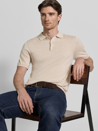 Männermodel trägt Regular Fit Poloshirt mit Knopfleiste Modell 'BELLS' von Casual Friday, Beige, Baumwoll-Lyocell-Mix, Nahaufnahme Oberkörper.