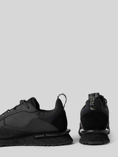 Produktfoto, Sneaker mit Label-Details Modell 'FIELD' von Replay in Schwarz, Leder-Mix, abgerundete Spitze, Profilsohle, seitliche und Rückansicht, Herren Sneaker, Kontext: Schnürung, Absatzhöhe 4 cm, Schafthöhe 10 cm, Schaftweite 9 cm.