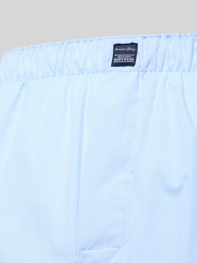 Produktfoto, Boxershorts mit elastischem Bund im 2er-Pack von Christian Berg Men, Reine Baumwolle, Lockerer-Schnitt, Label-Detail, hellblaues feines Karomuster