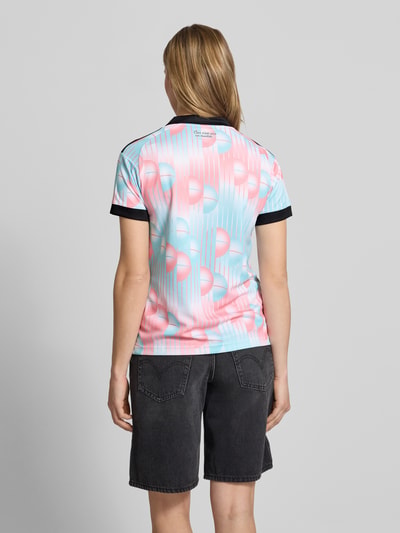 Frauenmodel trägt T-Shirt Trikot mit Logo-Applikation von adidas Sportswear, Mehrfarbig, Regular-Fit, V-Ausschnitt, Kurzarm, Ganzkörperansicht Rückansicht.