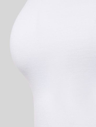 Frauenmodel trägt Slim Fit Top mit Rundhalsausschnitt von Hanro in Weiß, elastischer Modal-Mix, ärmellos, Detailaufnahme seitlich.