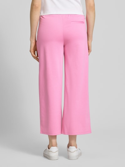 Frauenmodel trägt Wide Leg Sweatpants mit elastischem Bund Modell 'Kate' von ICHI, Material-Mix mit Viskose-Anteil, Ganzkörperansicht Rückansicht.