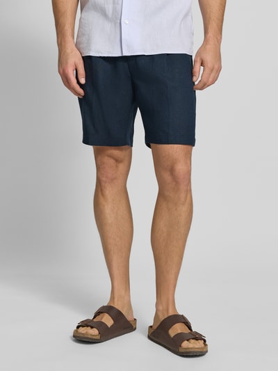 Männermodel trägt Bermudas aus reinem Leinen von JAKE*S STUDIO MEN in Dunkelblau, lockere Passform, Eingriff- und Gesäßtaschen, Ganzkörperansicht von vorne.