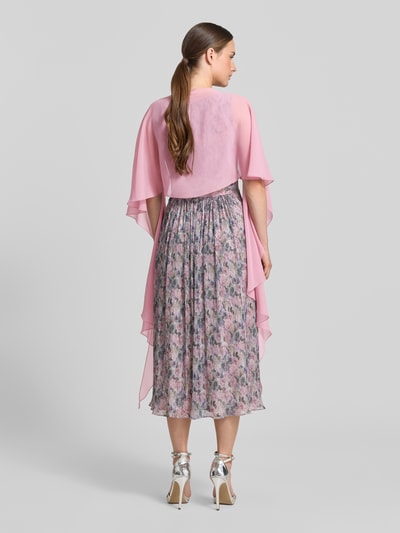 Frauenmodel trägt Relaxed Fit Cocktail-Jacke in semitransparentem Design von Vera Mont in Rosa mit Knopfverschluss und Halbarm, Ganzkörperansicht Rückansicht.