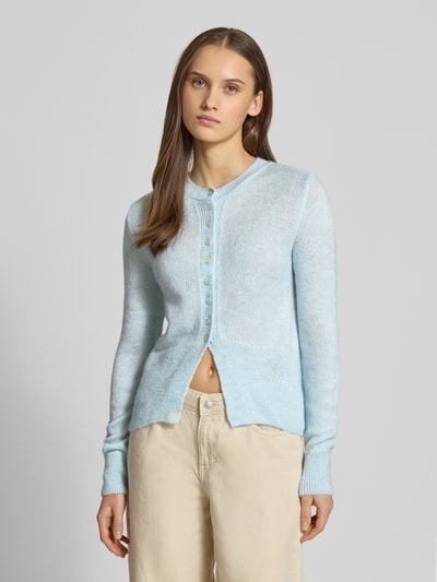 Frauenmodel trägt Regular Fit Strickjacke mit einreihiger Knopfleiste Modell 'ELLA' von ONLY, Optik: Unifarben, Strick, Ganzkörperansicht von vorne.