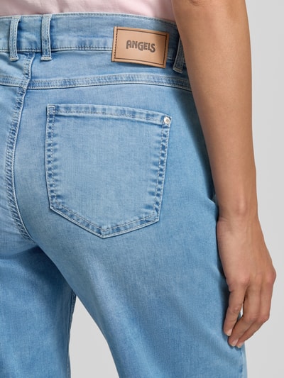 Frauenmodel trägt Jeans in verkürzter Passform Modell 'Laia' von Angels aus Baumwoll-Mix mit Stretch-Anteil, Eingrifftaschen, Detailaufnahme Rückansicht.