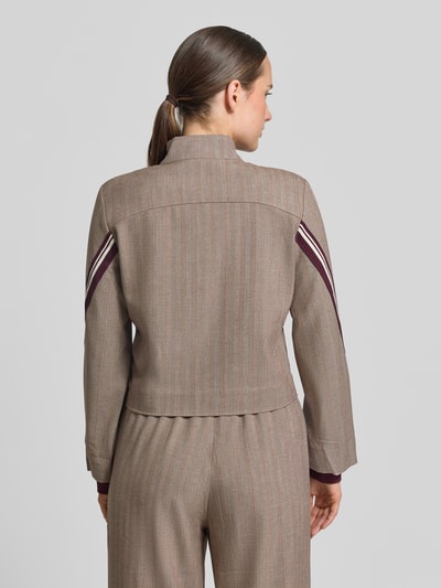 Vrouwenmodel draagt Regular Fit jack met viscose van Liu Jo Model 'GIACCA' in elastische materiaalmix, opstaande kraag, ruglengte 52 cm, schouderbreedte 42 cm, borstwijdte 43 cm, mouwlengte 61 cm, kleurenmix in bruin en bordeaux met structuur, elastische mouwboorden, geheelopname achteraan.