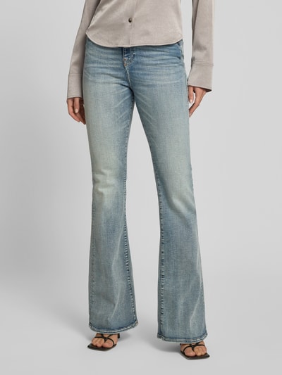 Frauenmodel trägt Flared Fit Jeans mit Logo-Detail von Diesel, Baumwoll-Mix, 5-Pocket-Design, Knopf-Reißverschluss, Hellblau, Ganzkörperansicht von vorne.