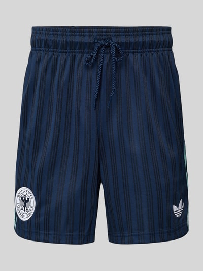 Produktfoto, Loose Fit Trikot-Shorts mit DFB-Applikation von adidas Originals, granatowy jacquard z paskami, elastyczny ściągacz z troczkiem, logo, boczne kieszenie