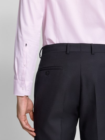 Männermodel trägt Slim Fit Businesshemd aus reiner Baumwolle Modell 'New Kent' von Seidensticker, Herren Businesshemd, Nahaufnahme Rückansicht.
